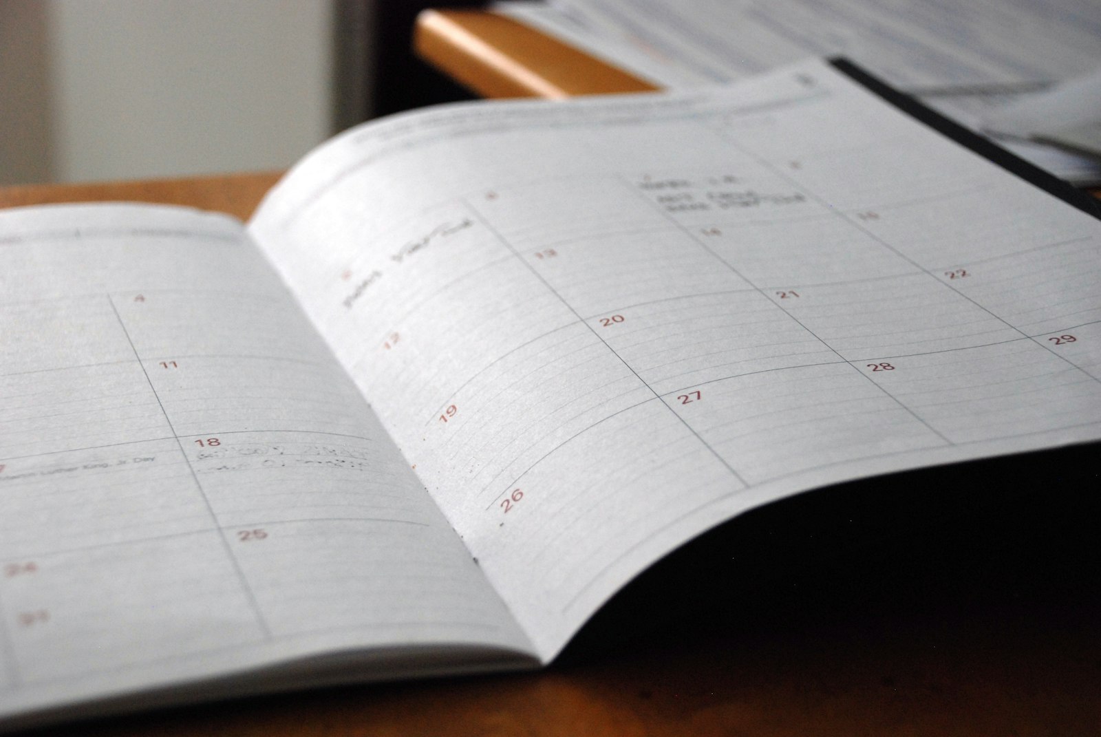Foto ilustrativa de una agenda abierta, representando el calendario de activaciones multi-tienda