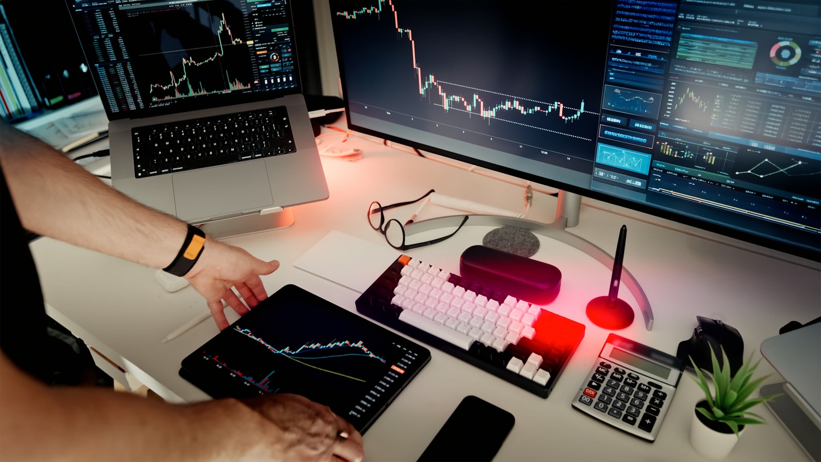 Estación de trabajo multi-monitor mostrando gráficas de precios de criptomonedas
