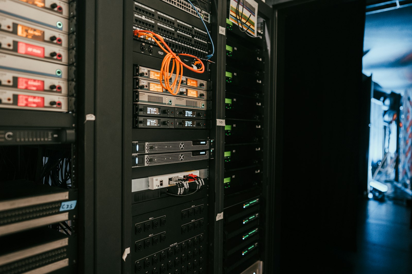 Rack de servidores oscuro con LEDs de estado, representando infraestructura cloud